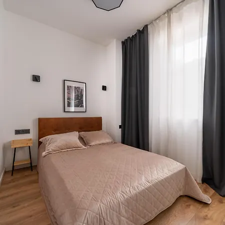 Lienes Iela Gem 1br With Fireplace In Historic Unesco Center *